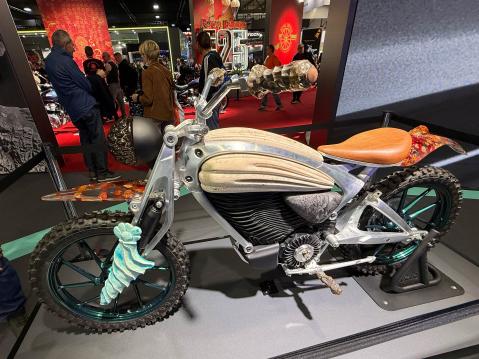 Mattia Biagin sai inspiraationsa 1940-luvun alkuperäisestä Flying Flea -moottoripyörästä. Ohjaustangon kahvat on pronssia ja niissä on taiteilijan oma kädenjälki.