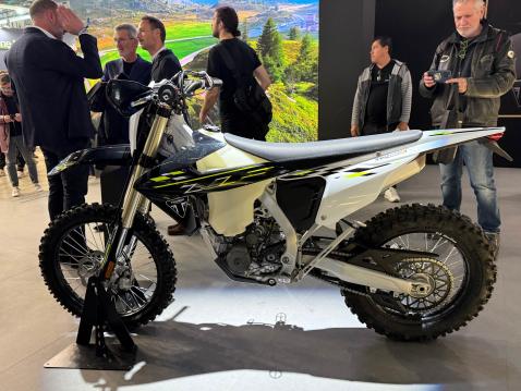 Triumph TF 250-E ja TF 450-E ovat kilpailukäyttöön tarkoitettuja enduromalleja, jotka kehitettiin viisinkertaisen enduron maailmanmestari Ivan Cervantesin ja nelinkertaisen enduron maailmanmestari Paul Edmondsonin avustuksella. Kuvassa TF 450-E.