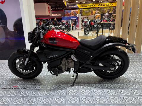 Meillä tuntematon, Macbor vakiinnutti asemansa Espanjan markkinoilla vuonna 2017 ja laajeni Portugaliin vuonna 2020. Vuonna 2025 Macbor laajentui Ranskan markkinoille, jossa sillä on jo yli 40 jälleenmyyjää. Uusi Rockster 710 on merkin tehokkain moottoripyörä ja neljäs Rockster-mallistossa 410:n, Flat 125 Evon ja 125 Evon jälkeen.