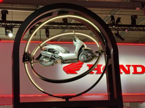 Hondan osastolla scootteri oli ripustettu pyörimään ilmassa.