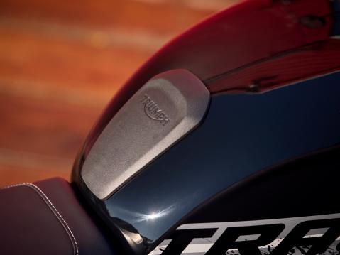 Triumph Tracker 400 vuosimallia 2026.