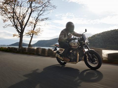 Triumph Tracker 400 vuosimallia 2026.