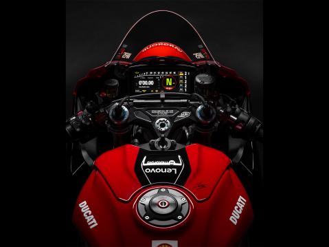 Ducati Panigale V4 Márquez 2025 World Champion Replica -erikoismalli. Huomaa Marcin signeeraus tankissa.