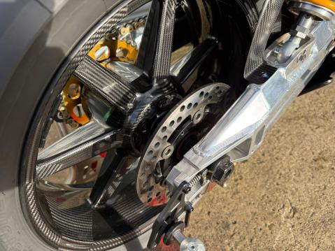 Wankel-moottorilla varustettu Crighton CR700W. Kuvassa BST:n hiilikuituvanne.