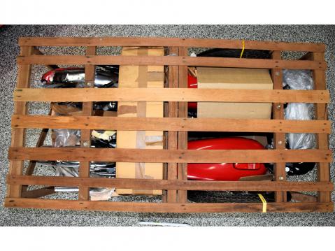 Tehtaan tuplapakkauksessa asentamattomina 2 kpl Honda CB125 S vuosimallia 1978.