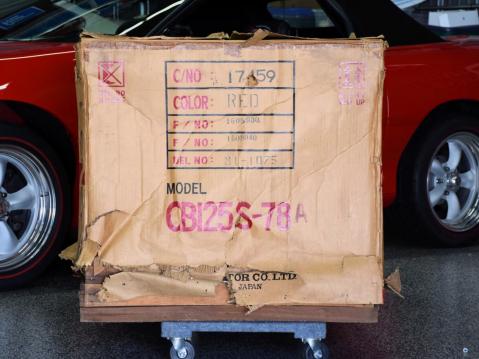 Tehtaan tuplapakkauksessa asentamattomina 2 kpl Honda CB125 S vuosimallia 1978.