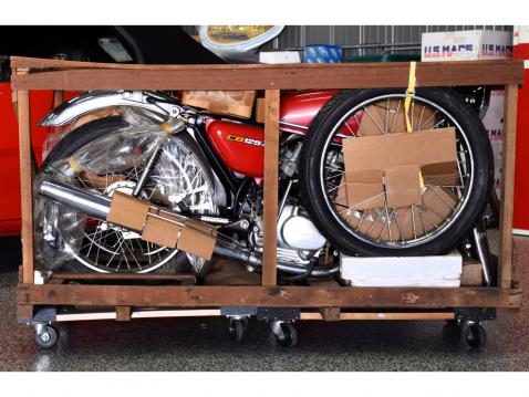 Tehtaan tuplapakkauksessa asentamattomina 2 kpl Honda CB125 S vuosimallia 1978.