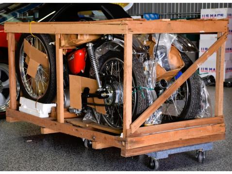 Tehtaan tuplapakkauksessa asentamattomina 2 kpl Honda CB125 S vuosimallia 1978.