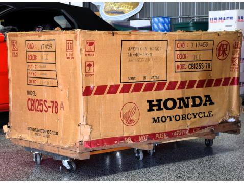 Tehtaan tuplapakkauksessa asentamattomina 2 kpl Honda CB125 S vuosimallia 1978.