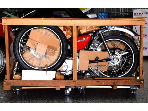 Tehtaan tuplapakkauksessa asentamattomina 2 kpl Honda CB125 S vuosimallia 1978.