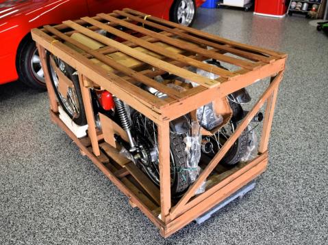 Tehtaan tuplapakkauksessa asentamattomina 2 kpl Honda CB125 S vuosimallia 1978.