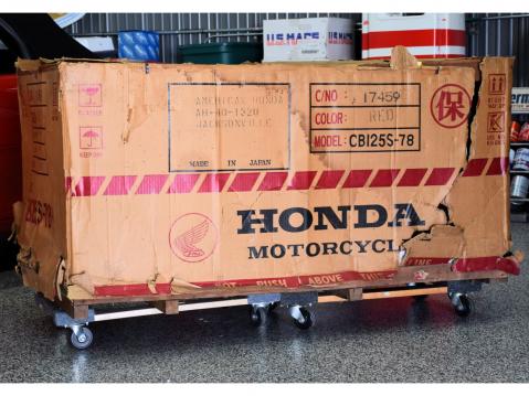 Tehtaan tuplapakkauksessa asentamattomina 2 kpl Honda CB125 S vuosimallia 1978.