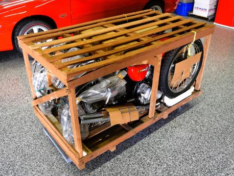 Tehtaan tuplapakkauksessa asentamattomina 2 kpl Honda CB125 S vuosimallia 1978.