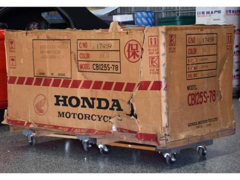 Tehtaan tuplapakkauksessa asentamattomina 2 kpl Honda CB125 S vuosimallia 1978.