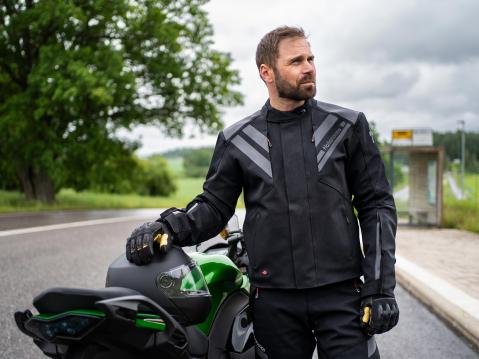 Halvarssons H80 -touringajoasu.