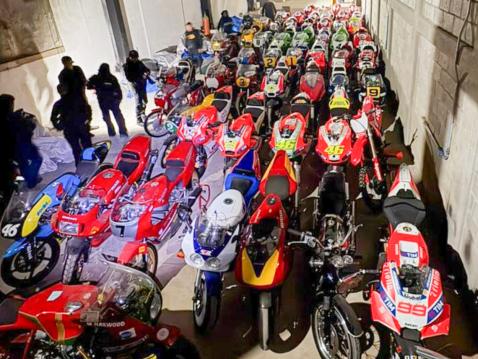 Huumepomo Weddingin kokoelmaa. Mike Hailwwodin nimi heti vasemman alakulman Ducatissa.