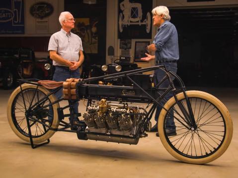 Jay Leno ja Dale Stoner Curtiss V8 -replikan kera.