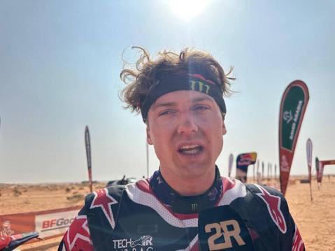 Hondan Tosha Schareina nousi etappivoittonsa jälkeen kolmanneksi kisan tässä vaiheessa Sandersin ja tallitoverinsa Brabecin jälkeen. Dakar 2026.