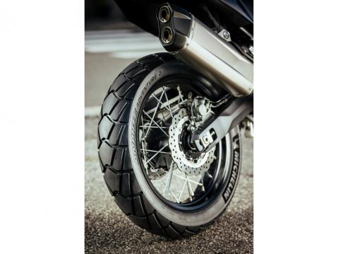 Michelin Anakee Adventure 2. Takarenkaan kulutuskestävyys on parantunut viidenneksen verran.