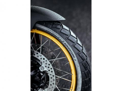 Michelin Anakee Adventure 2. Eturenkaan kulutuskestävyys on parantunut 7 prosentin verran.