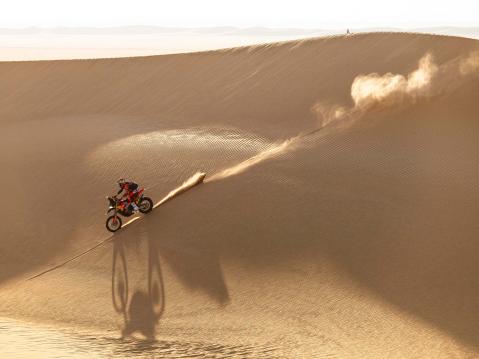 KTM:n Daniel Sanders palasi kisan johtoon. Kuva A.S.O./Charly Lopez