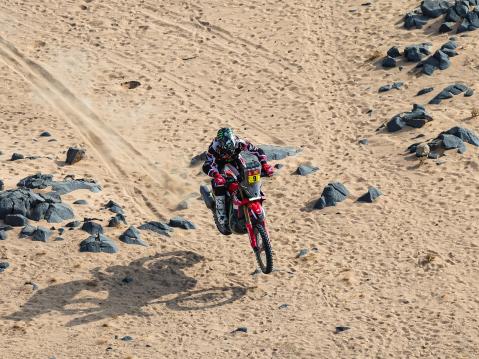 Ricky Brabecin hyppy helikopterista kuvattuna. Kuva A.S.O./F.Gooden/DPPI.