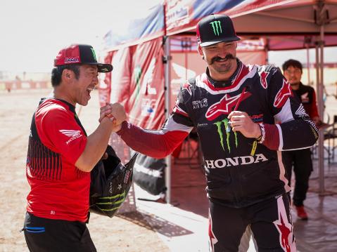 Hondan Skyler Howes on tunnettu muhkeista viiksistään. Kyse oli miehen ensimmäisesta Dakarin etappivoitosta. Kuva A.S.O./J.Delfosse/DPPI.