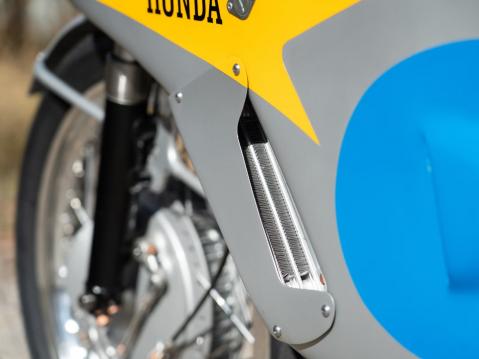 Hondan vuoden 1967 Grand Prix -malli RC174:n millintarkka replika.