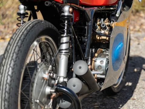 Hondan vuoden 1967 Grand Prix -malli RC174:n millintarkka replika.