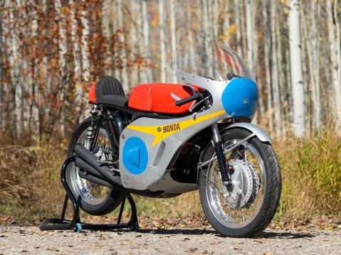 Hondan vuoden 1967 Grand Prix -malli RC174:n millintarkka replika.