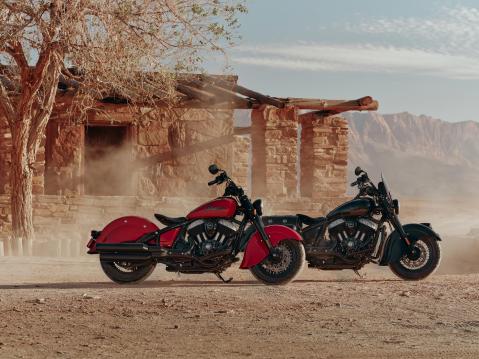 Indian Chief Vintage 2026, tulee saataville Black Metallic- ja Indian Motorcycle Red -väreissä.