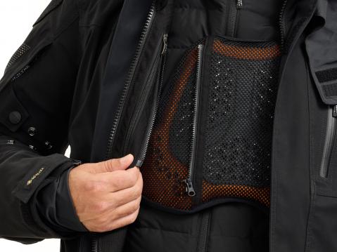 Yksiosainen rintasuoja varustettuna ja kiinnitettynä mukana seuraavan verkkotaskuadapterin avulla.