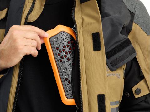 Kaksiosaisen rintasuojan toinen puolisko Level 2 -kovamuovikuori kiinnitettyna.