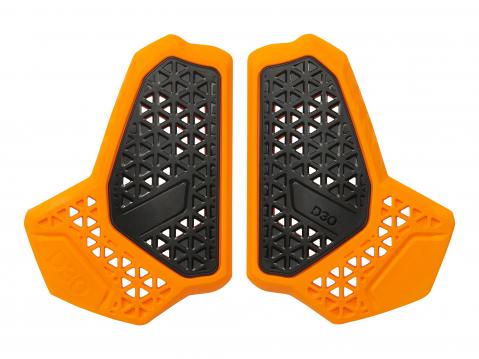 Kaksiosiainen suoja kovamuovikuoret asennettuna. Tason kaksi suojausta.