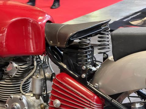 Istuin oli jousitettu.