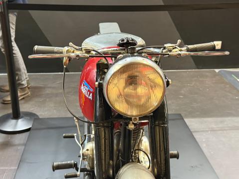 250 Competizione edestä.