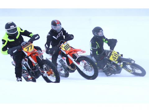 #77 Niko Lehtiranta, #88 Aatos Pirttinen ja #48 Antti Pakkasen taistelua. Kuva: Timo Palmi 