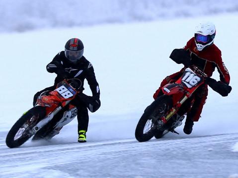 Nuori #88 Aatos Pirttinen haastamassa #116 Ossi Rantalaa. Kuva: Timo Palmi