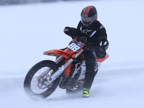 Aatos Pirttinen ajoi 250A-luokan lisäksi 450A-luokan kisat poikkeusluvan turvin. Kuva: Timo Palmi