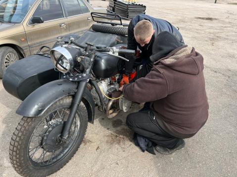 Ukrainalaisia moottoripyöräkerholaisia kunnostamassa ajoneuvoja.