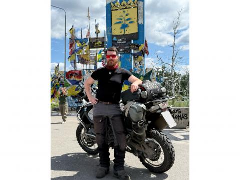 Zero Line Finlandin Ville Paavolainen Donetskin alueen rajalla Bemareineen.