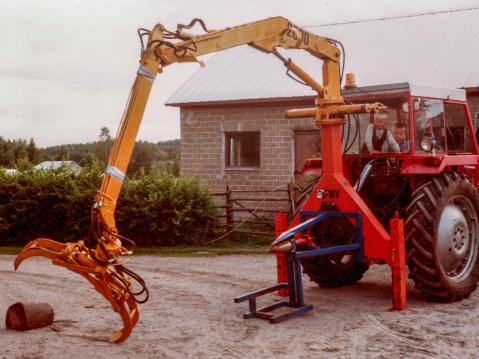 'Pienestä lähtien olen päässyt kaikenlaisilla traktoreilla, kaivinkoneilla, autoilla ajamaan mummolassa. Isän mukana maanrakennustöissäkin oltiin säännöllisesti 11-vuotiaasta lähtien.'