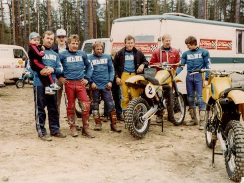Mäntyharjun moottorikerhon joukkue SM-motocrossissa isäni oli joukkueen johtajana kun isän ajaminen alkoi jäämään minun syntymän jälkeen. Kuvassa oikealta lukien Jukka Kokkonen, Martti Saalasti, Kari Kokkonen, Seppo Sironen, Jarmo Siira, Teittinen, Teuvo ja Lasse Kurvinen. 