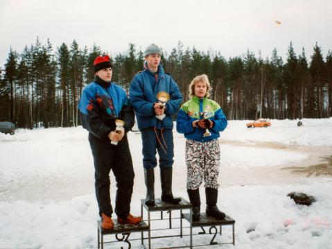Jääradalla ensimmäinen SM erävoitto Mäntyharjulla 500cc luokassa ja Moottoriliiton erikoisluvalla. Oikealla Mika Sironen ja vasemmalla Harri Lahti.