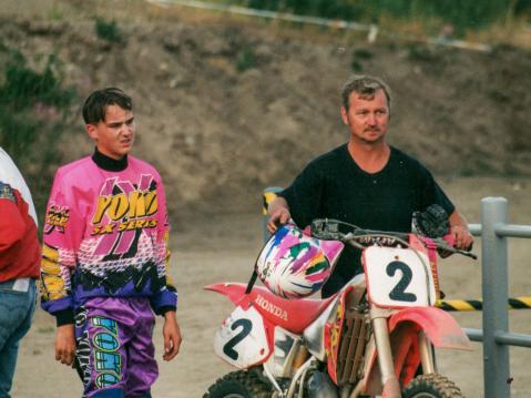 Motocrossissa nuorena tuli menestystä; ja isäni oli vielä vahvasti harrastuksessa mukana. Kuva vuodelta 1995 B125 luokan voiton jälkeen.