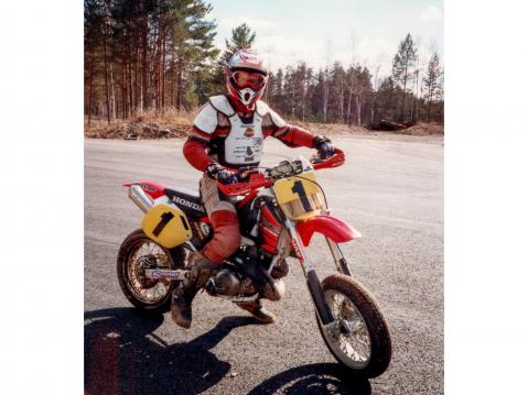 'Supermoto astui motocrossin jälkeen kuvioihin ja vanha 500cc Honda sai allensa Mika Siroselta lainaksi ostetut vanteet, tällä kokoonpanolla tuli vain voittoja sekä loukkaantumisia.'