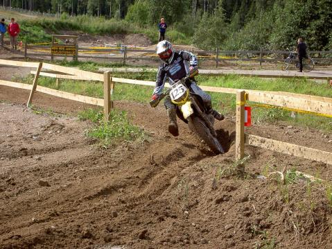 Lasse Kurvinen ja enduro: 'Enduro tuli kuvioihin kaverin houkuttelemana kuten Supermotokin ja myöhemmin flattrack. SM-yleiskilpailun pätkäpohja, MM-pisteet ja loukkaantumiset sävyttivät tätä kokeilua.'