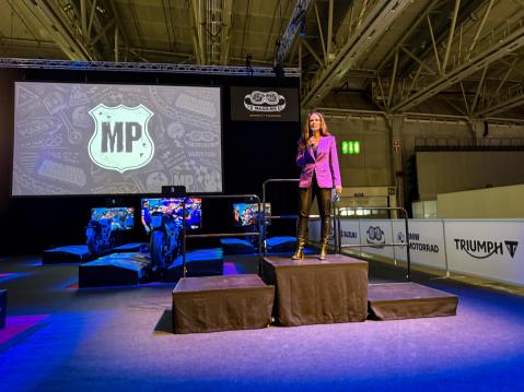 Ministeri Ranne ja taustalla messuilla ensi kertaa mukana ollut simulaatiomaailma.