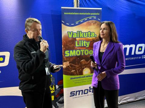 SMOTO:n puheenjohtaja Jarmo Jokilampi ja ministeri Ranne.