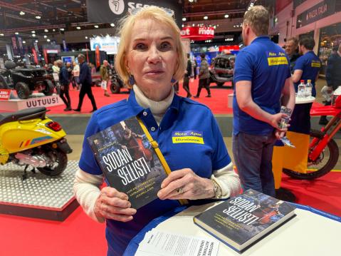 Merja Brandt sai idean Motoapua Ukrainaan -hankkeeseen kirjasta, joka kertoi ukrainalais-suomalaisesta sellististä Lukas Stasevskijista.